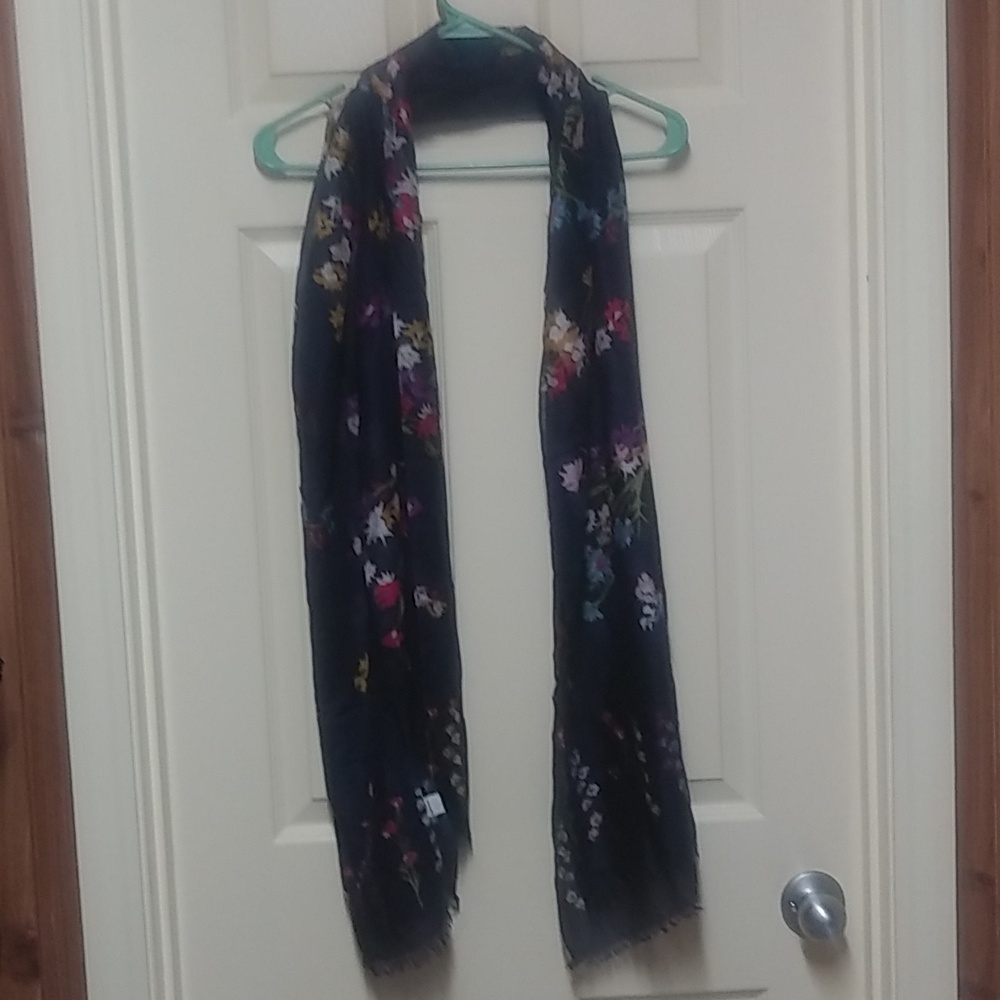*NWOT* Vera Bradley Navy Floral Soft Fringe Scarf